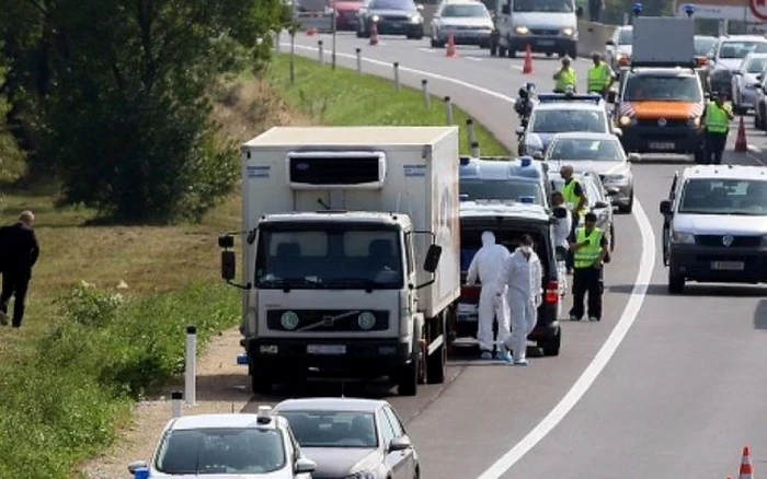 Camion cu imigranţi găsit în pe o autostradă din Austria FOTO ARD