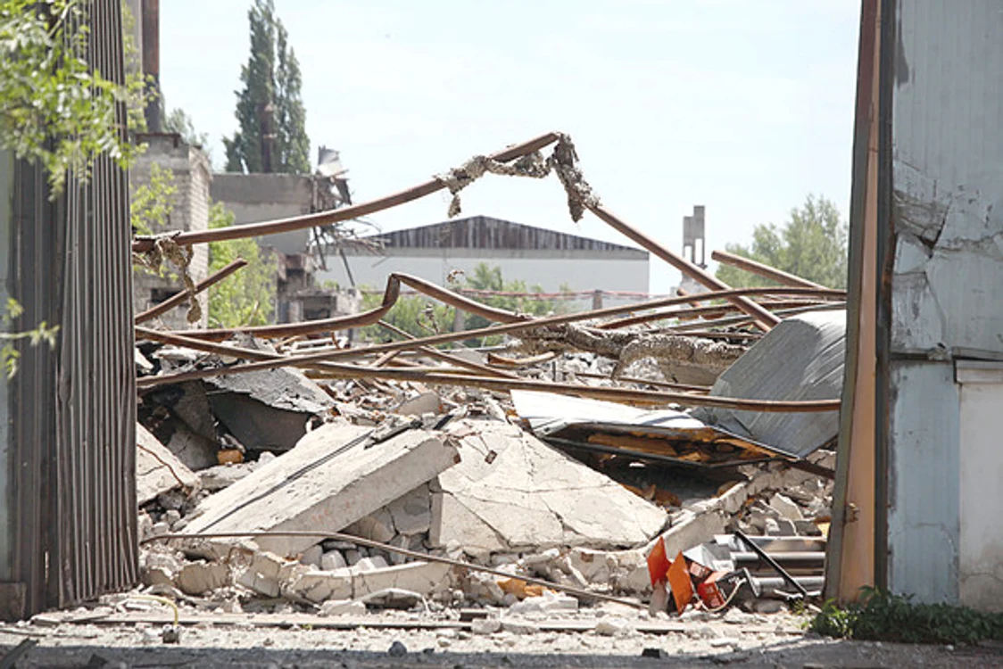 
    Mormanele de fier și de moloz, rezultate în urma demolării  