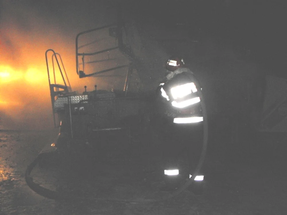 Incendiul a fost lichidat de pompieri  cu puţin timp înainte de miezul nopţii