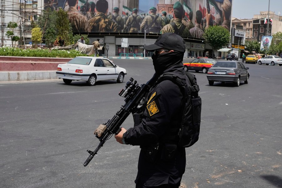 O forță de securitate temută a început să patruleze străzile din Iran: „Este tulburător”