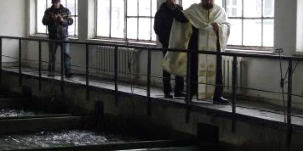 Înainte de filtrare, apa din bazinele de captare a fost sfinţită
