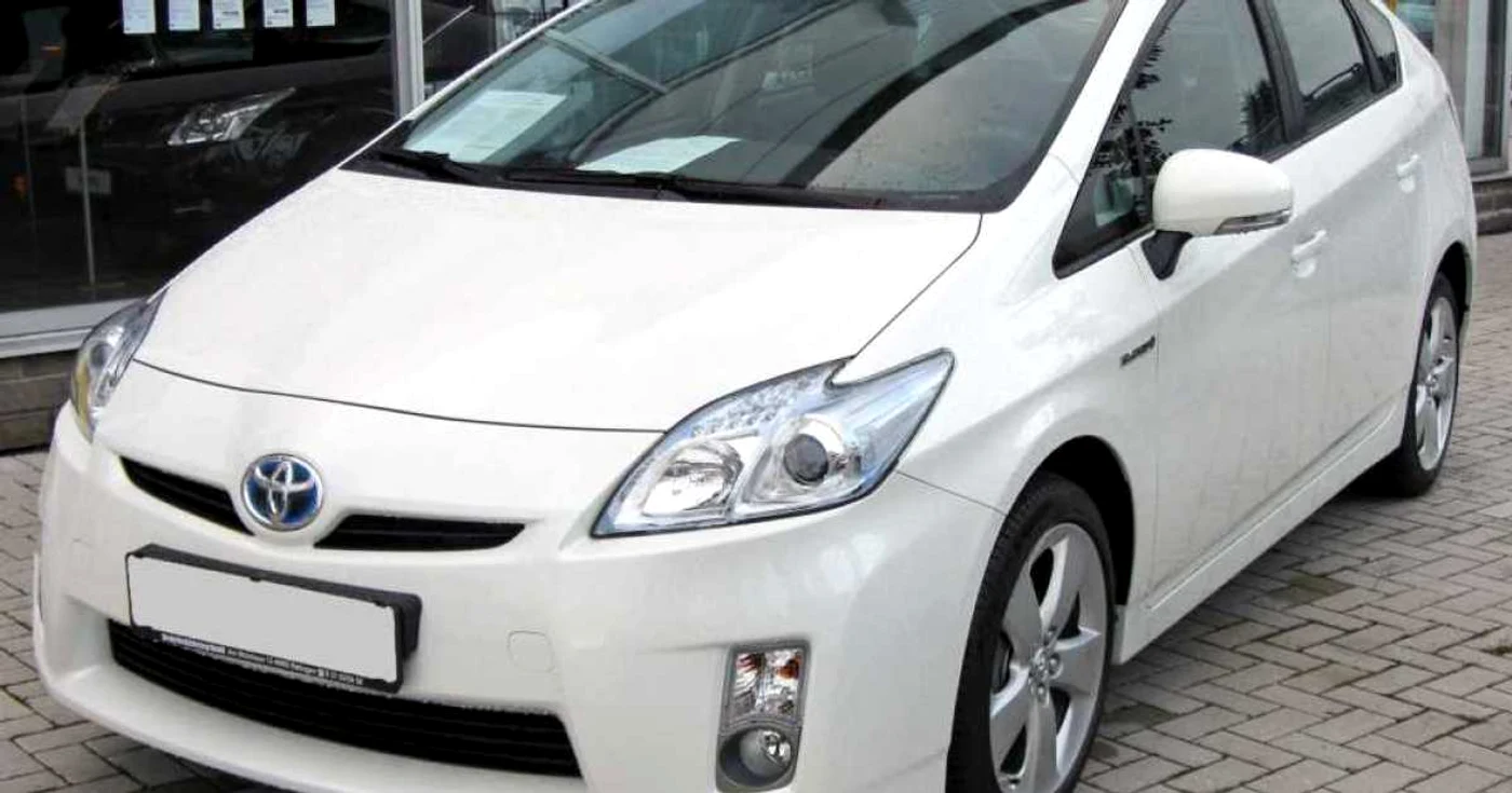 Mașină albă marca Toyota