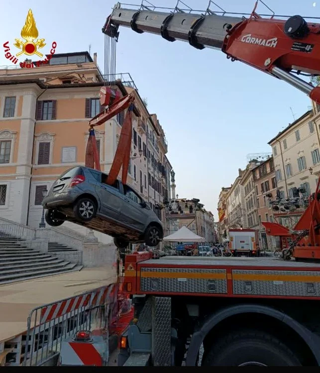 Autoturismul, îndepărtat cu ajutorul unei macarale (Foto: Vigili del Fuoco)