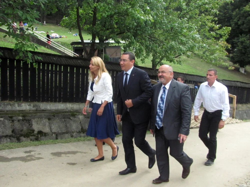 Victor Ponta şi soţia sa, într-o vizită proivată la Nicula. Alături de ei şi prefectului Clujului, Gheorghe Vuşcan FOTO: Florina Pop