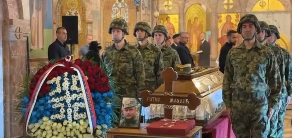 „Bun-venit, generale”. Ratko Mladić, înmormântat în aplauzele a mii de sârbi. Patriarhul, miniștri și fiul președintelui, prezenţi la funeralii