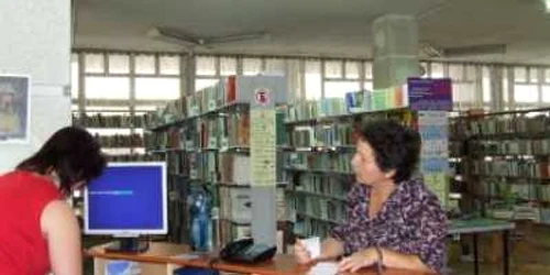 Cititorii pietreni sunt aşteptaţi în orice zi a săptămânii pentru a împrumuta volumele best seller în original