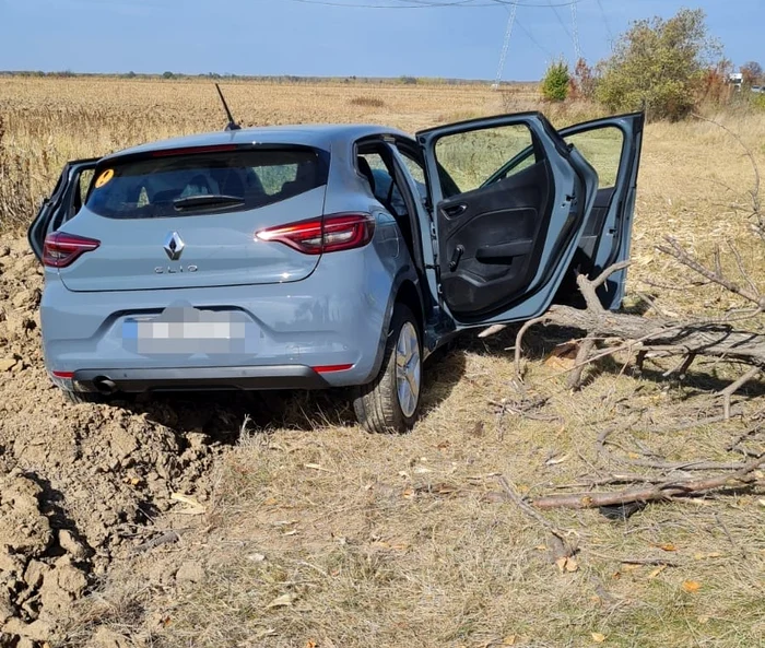 În cea de-a doua mașină se aflau tot trei ocupanți. FOTO ISU Argeș