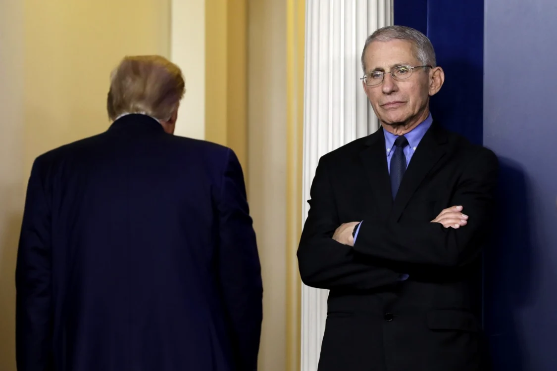 Donald Trump (cu spatele) şi Dr. Anthony Fauci, directorul Institutului Naţional pentru Alergii şi Boli Infecţioase Foto EPA EFE