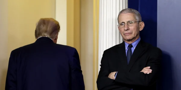 Donald Trump şi directorul  Institutului Naţional pentru Alergii şi Boli Infecţioase Anthony Fauci FOTO EPA-EFE