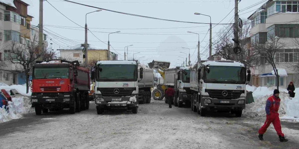 Utilajele de la Vega cară zăpada