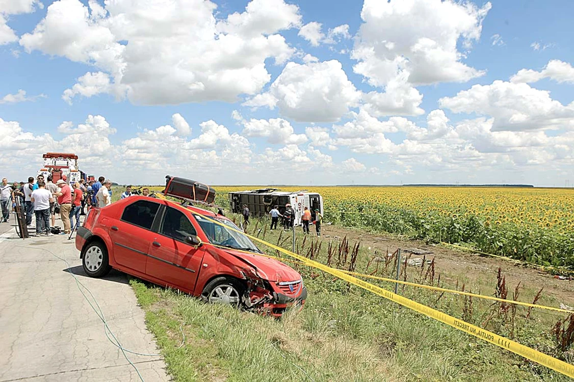 Loganul a acroşat autocarul cu partea din faţă dreapta