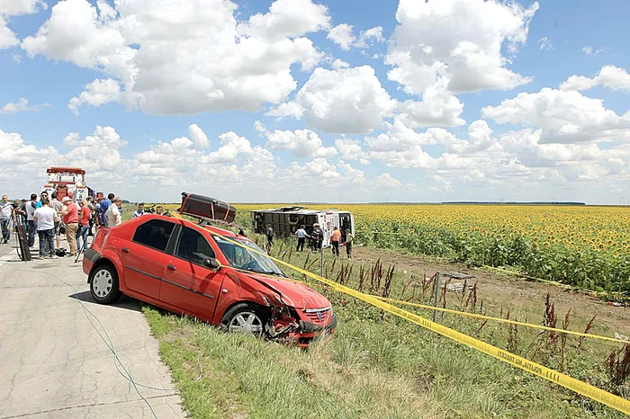 Loganul a acroşat autocarul cu partea din faţă dreapta