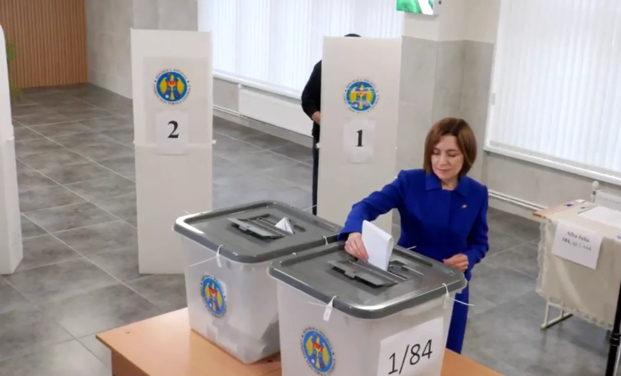 Maia Sandu a votat la ora 09:00 într-o secție de vot din Chișinău. FOTO: Screenshot