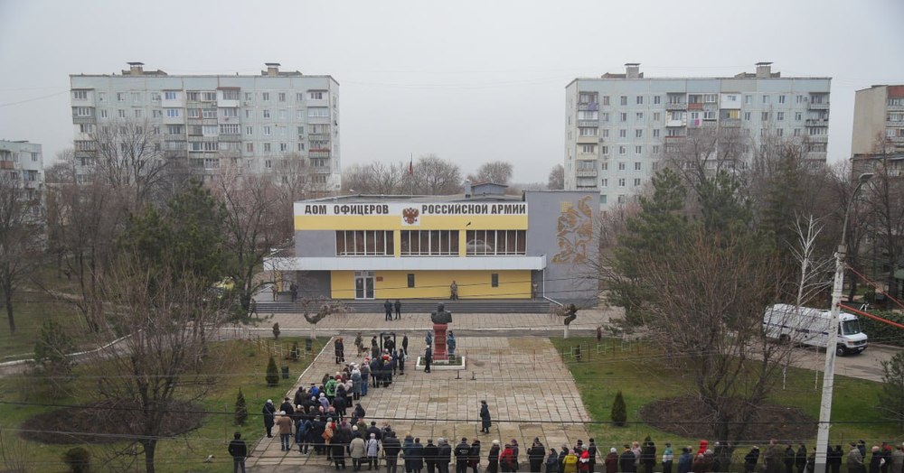 Două bombe incendiare aruncate în curtea Ambasadei ruse din Chișinău. Republica Moldova spune că Moscova a deschis secții de vot neautorizate VIDEO UPDATE