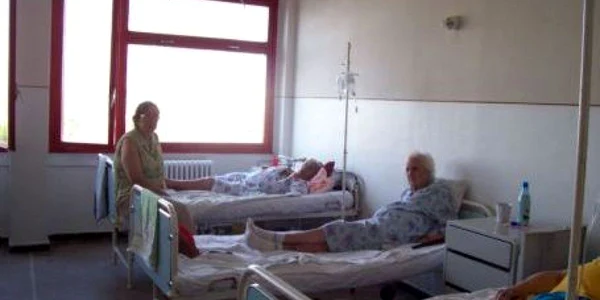 Tânărul a furat o saltea pe care urmau să doarmă pacienţii Foto. Adevărul