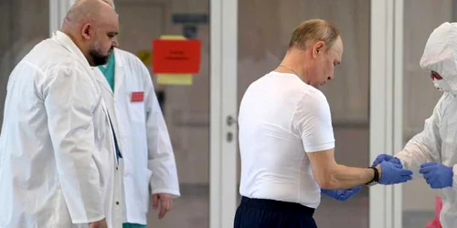 Vladimir Putin vizitează centrul medical Kommunarka Rusia unde sunt trataţi bolnavii de coronavirus FOTO Profimedia