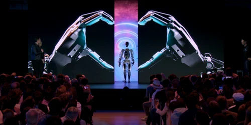 Robotul umanoid Optimus prezentat la Tesla AI Day 2022 CAPTURĂ Tesla  YouTube (1) jpg