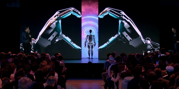 Robotul umanoid Optimus prezentat la Tesla AI Day 2022 CAPTURĂ Tesla  YouTube (1) jpg