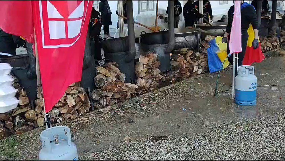 Masa populară, de Ziua Națională, la Alba Iulia. Aproape 10.000 de porții de varză cu cârnați și afumătură VIDEO