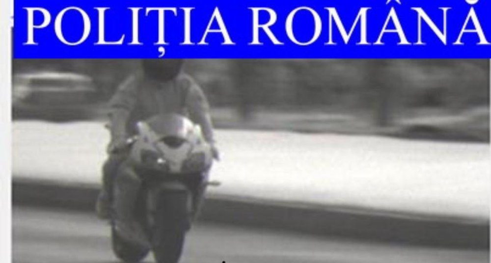 Un motociclist a acroșat un poliţist după ce a refuzat să oprească la semnalul acestuia. Acuzațiile pentru care riscă să ajungă în pușcărie