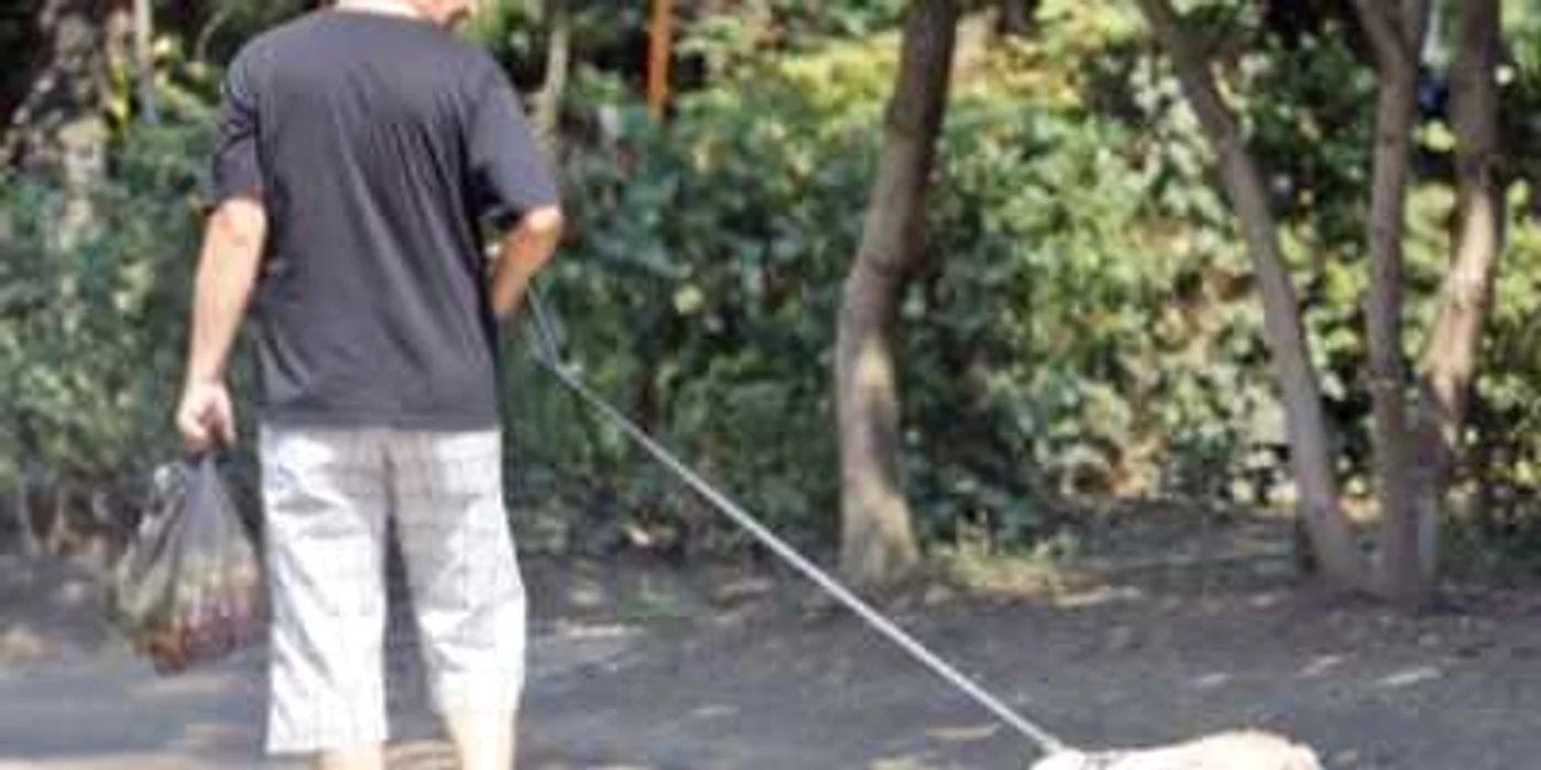 Reporterii „Adevărul“ l-au surprins astă-vară pe Florinel Peţa  în timp ce-şi plimba câinele în faţa blocului 