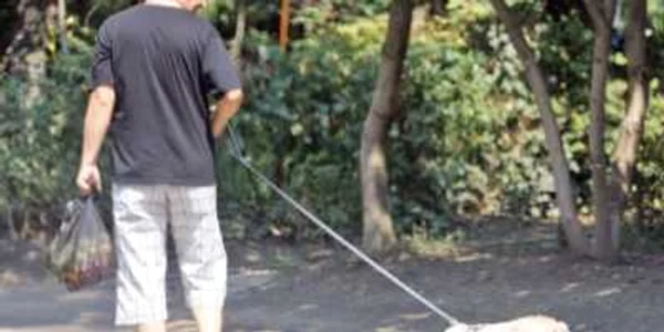 Reporterii „Adevărul“ l-au surprins astă-vară pe Florinel Peţa  în timp ce-şi plimba câinele în faţa blocului 