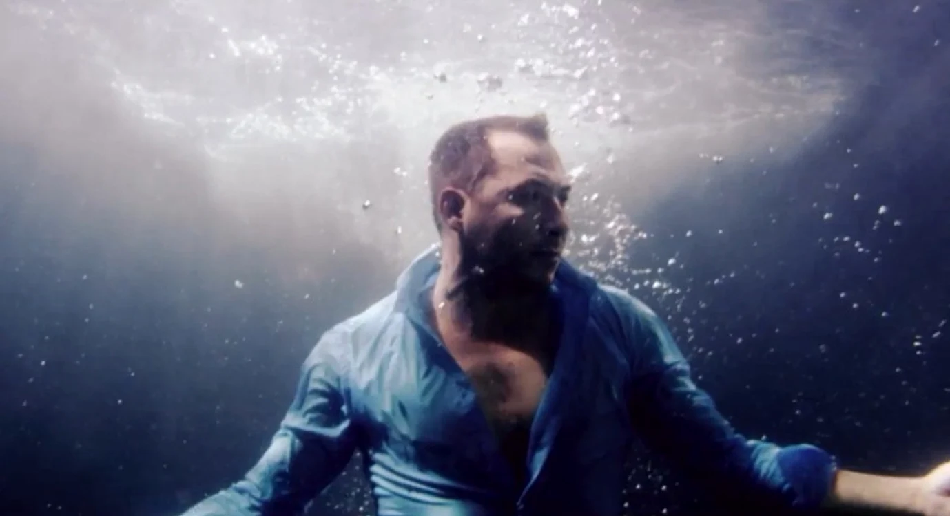 
    Ştefan Stan a cântat sub apă în cadrul celui mai nou videoclip al său  