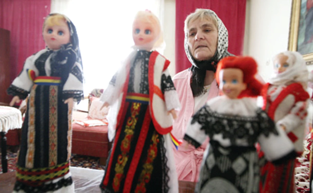 Paraschiva Cazac îşi petrece toată ziua alături de păpuşile chinezeşti devenite românce