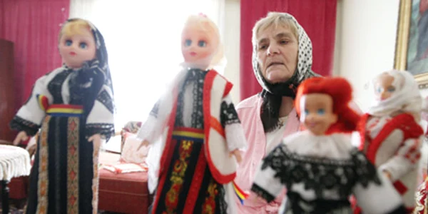 Paraschiva Cazac îşi petrece toată ziua alături de păpuşile chinezeşti devenite românce