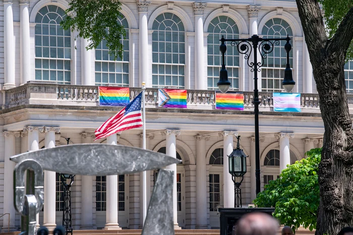 Steagurile comunității LGBTQ arborate de primăria din New York FOTO SHUTTERSTOCK