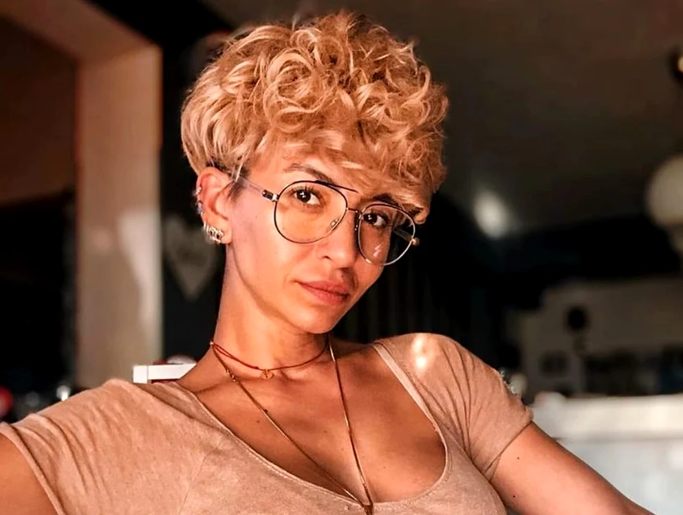 Giulia se pregătește să plece în vacanță cu familia