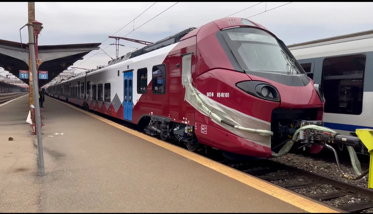 Un tren Alstom a fost atacat cu pietre duminicăT