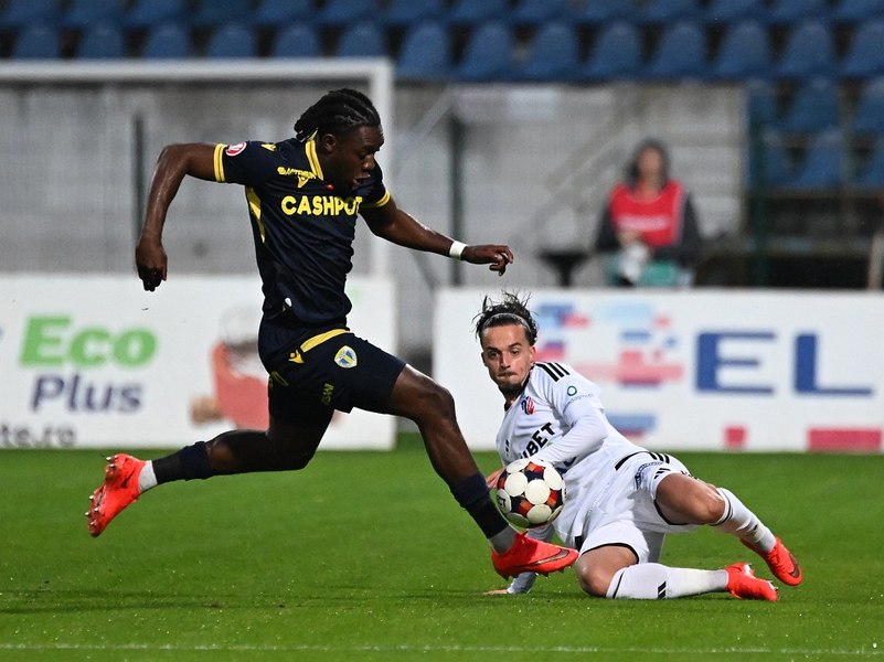 Petrolul și „U” Cluj încearcă să se apropie de grupul din fruntea Superligii