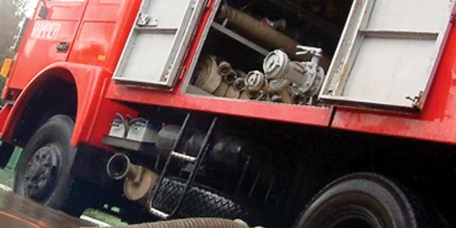 Pompierii au scos apa cu vidanjele