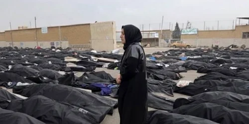 Iraniană printre saci mortuari FOTO @EYakoby jfif