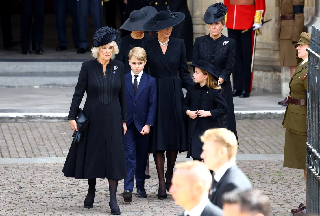 Regina Consoartă Camilla,  alături de Kate Middleton, prințesa  Charlotte și prințul George