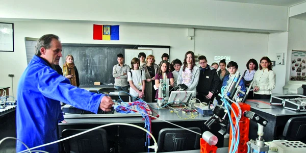 Programele profesionale oferă şansa de a învăţa o meserie care asigură un loc de muncă şi în perioada de criză economică 
