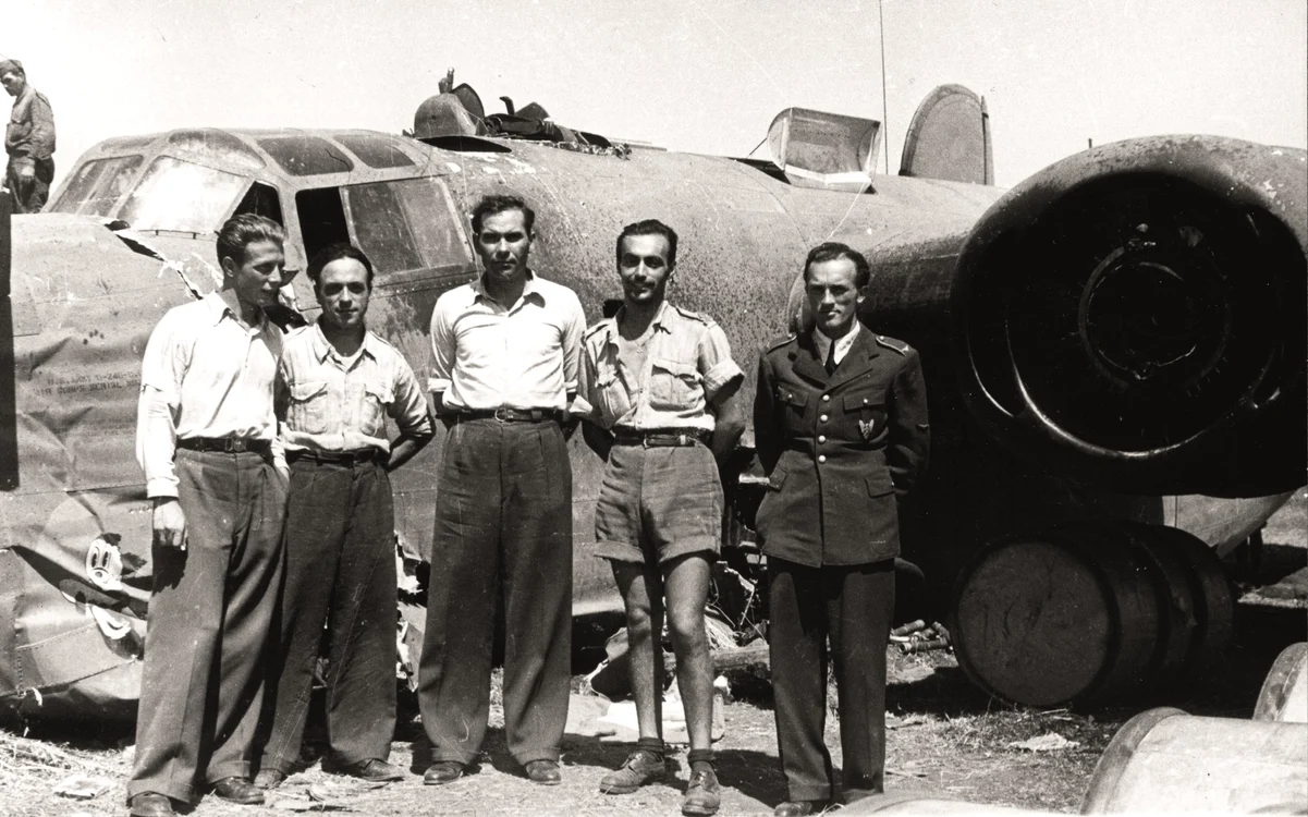 4  Grup de aviatori români fotografiati lângă epava bombardierului ,,Honkey Tonk Gal” jpg jpeg