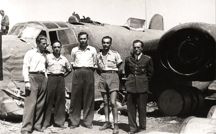 4 Grup de aviatori români fotografiati lângă epava bombardierului ,,Honkey Tonk Gal” jpg jpeg
