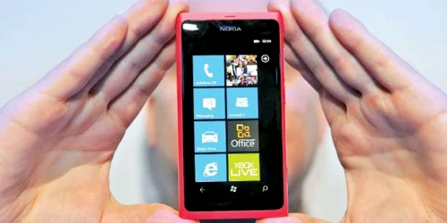 Lumia 800 este primul telefon Nokia cu sistem  de operare Windows  