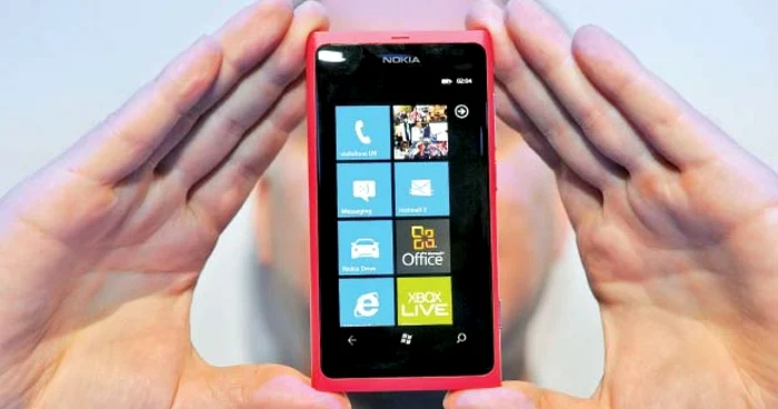 Lumia 800 este primul telefon Nokia cu sistem  de operare Windows  