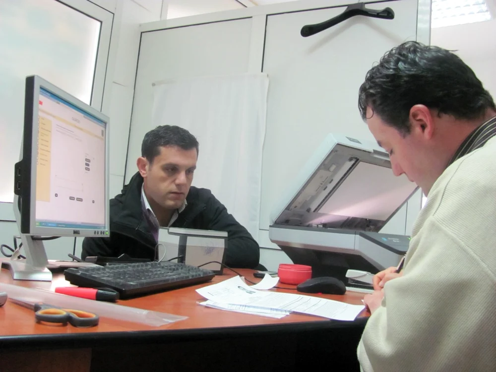 Lucrătorii de la Paşapoarte stau peste program ca să proceseze actele solicitanţilor