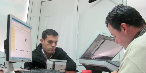 Lucrătorii de la Paşapoarte stau peste program ca să proceseze actele solicitanţilor