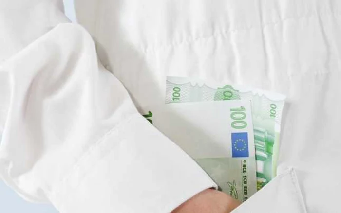 O mamă ar fi trebuit să achite 800 de euro unui medic, pentru ca acesta să-i opereze fiica în regim de urgenţă FOTO Adevărul