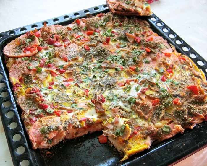 Pizza de casă cu parizer de curcan
