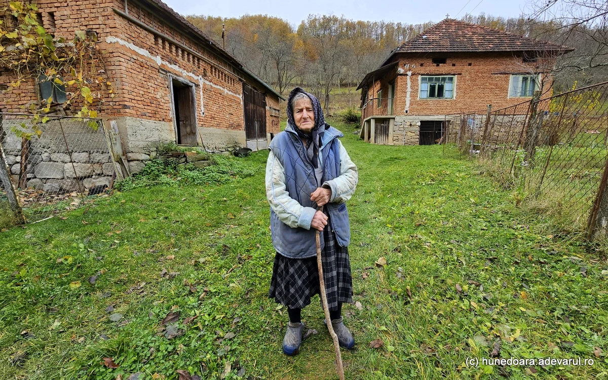 Fica, bătrâna din Stăuini. Foto: Daniel Guță. ADEVĂRUL