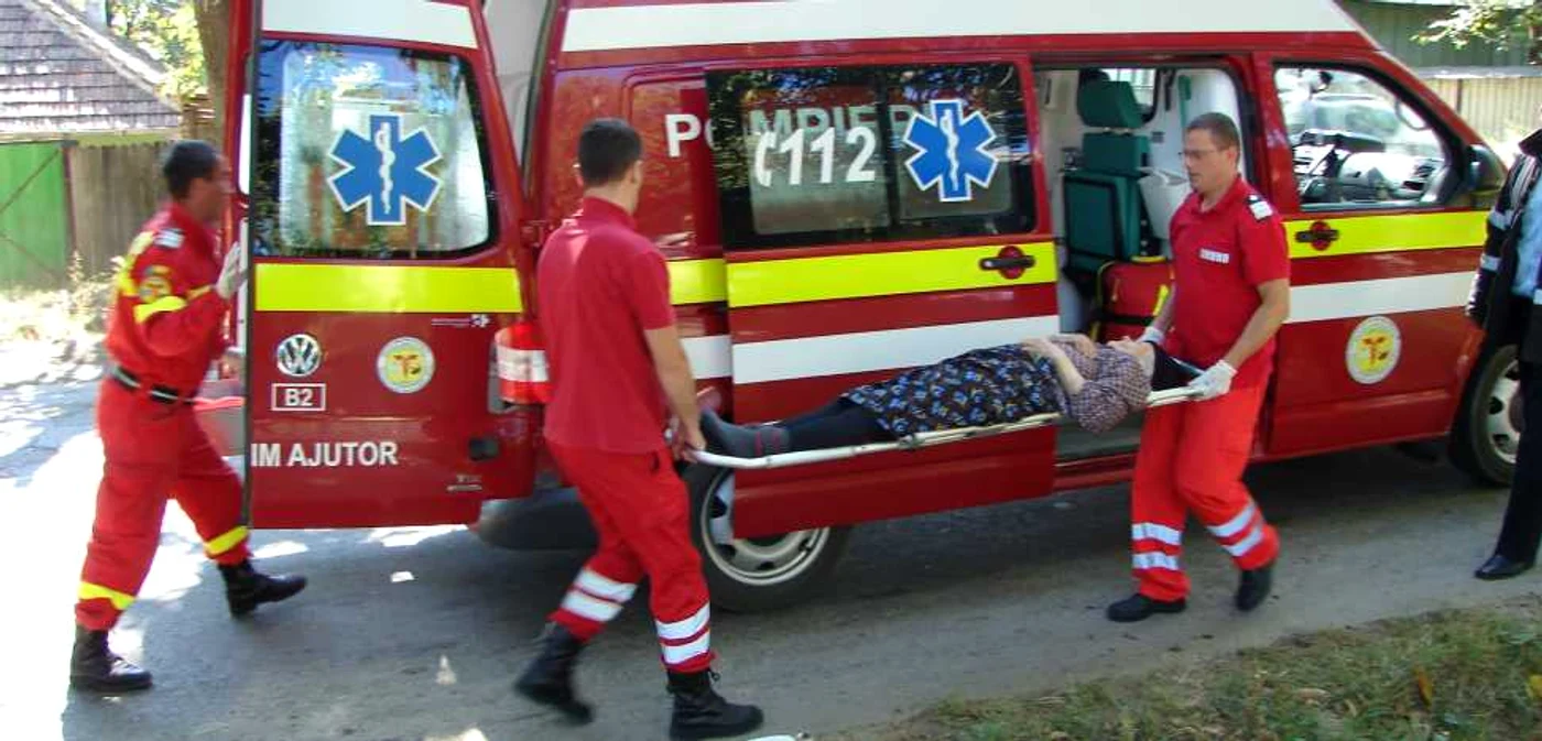 Bătrâna a fost preluată de pompierii SMURD şi transportată la spital