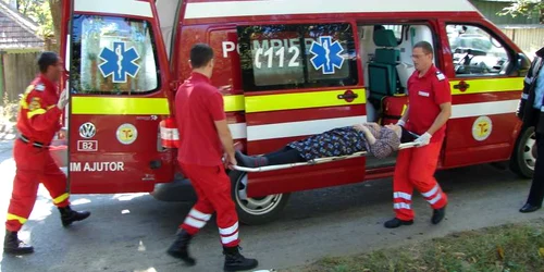 Bătrâna a fost preluată de pompierii SMURD şi transportată la spital