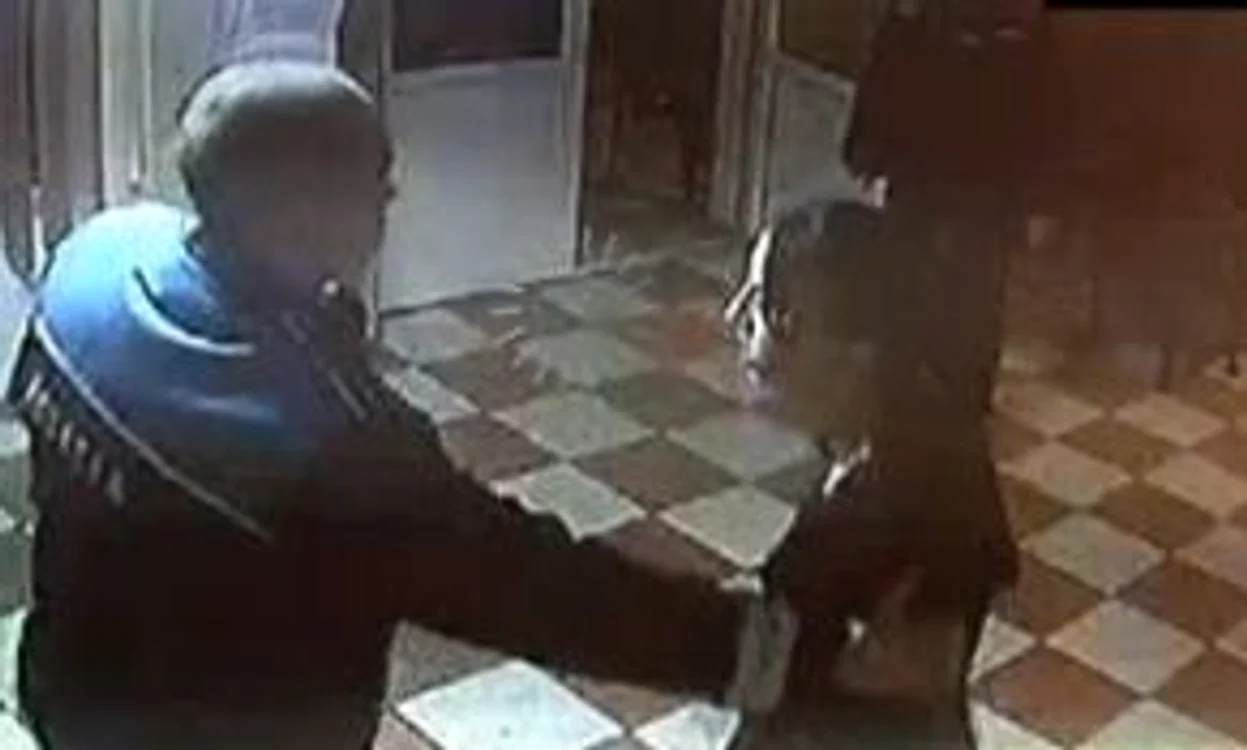 
    Femeia spune că a fost bătută de poliţişti  