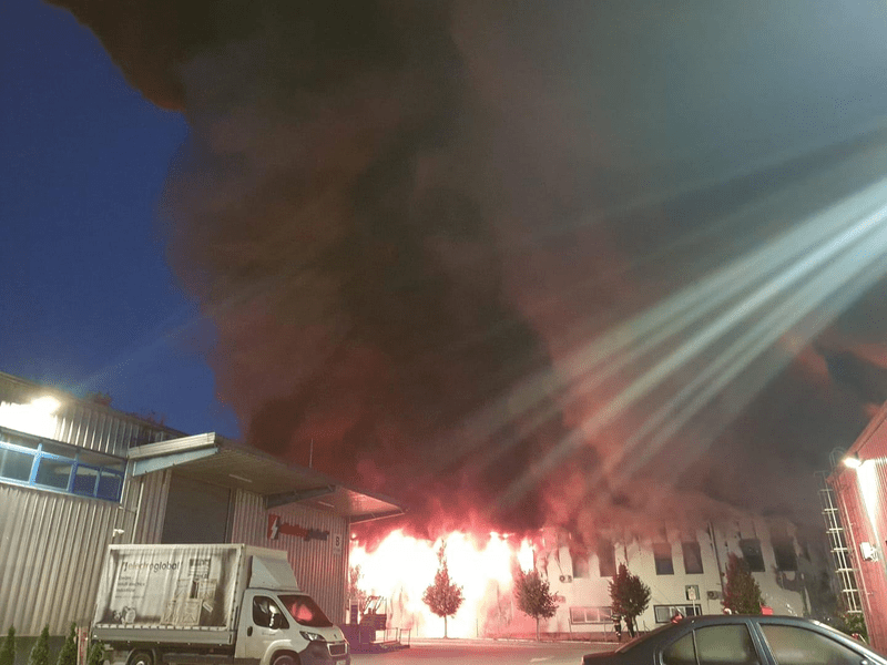 Incendiu la parcul industrial Tetarom din Cluj-Napoca. Doi muncitori au ajuns în spital 